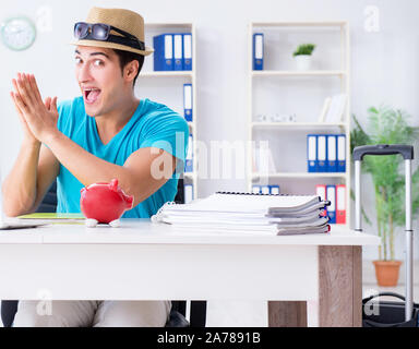 Der Geschäftsmann vorbereiten für Ferienhäuser im Büro Stockfoto