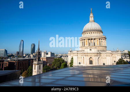 St Paul's Kuppel gesehen von der Dachterrasse des One New Change Entwicklung in London, England, Großbritannien Stockfoto