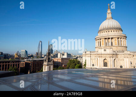 St Paul's Kuppel gesehen von der Dachterrasse des One New Change Entwicklung in London, England, Großbritannien Stockfoto