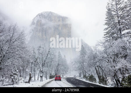 El Capitan vom Yosemite Valley in einem Winter. Yosemite Nationalpark, Kalifornien, USA Stockfoto