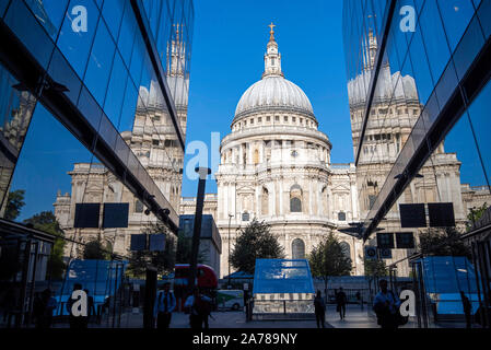 Die St Paul's Kathedrale, spiegelt sich in den Fenstern der Eine neue Änderung Entwicklung in London, England, Großbritannien Stockfoto