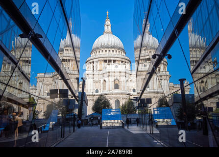 Die St Paul's Kathedrale, spiegelt sich in den Fenstern der Eine neue Änderung Entwicklung in London, England, Großbritannien Stockfoto