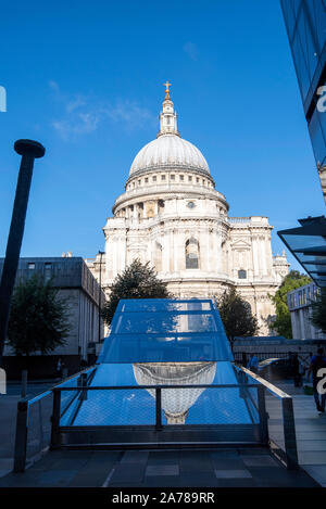 Die St Paul's Kathedrale, spiegelt sich in den Fenstern der Eine neue Änderung Entwicklung in London, England, Großbritannien Stockfoto