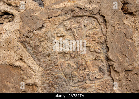 Khachkar, eingebettet in die Wand der Kirche. Stockfoto