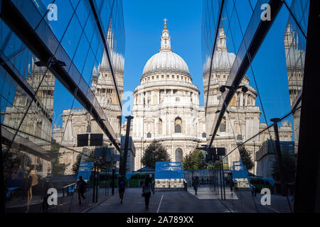 Die St Paul's Kathedrale, spiegelt sich in den Fenstern der Eine neue Änderung Entwicklung in London, England, Großbritannien Stockfoto