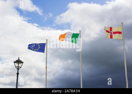 Europäische, Republik Irland und Nordirland Fahnen aloft zusammen außerhalb der Great Northern Hotel bundoran im County Donegal Irland an einem blustery Tag Stockfoto
