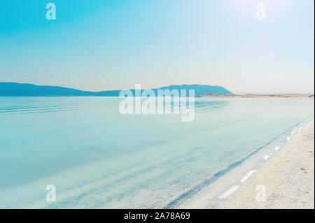 Die Küste von Salda See in der Türkei. Der touristische Ort ist Türkisch Malediven genannt. Sandigen Ufer des Sees im Krater eines Vulkans Stockfoto