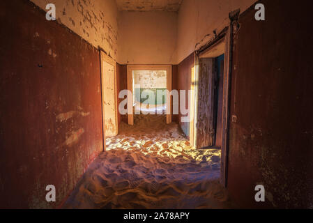 Leeren Flur mit Sand auf dem Boden in die Geisterstadt Kolmanskop, Namibia Stockfoto