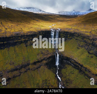 Luftaufnahme der Fossa Wasserfall auf der Insel Bordoy in den Färöer Inseln Stockfoto