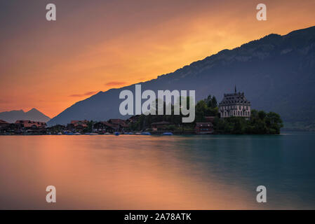 Sonnenuntergang über Iseltwald Halbinsel und der ehemaligen Burg in der Schweiz Stockfoto