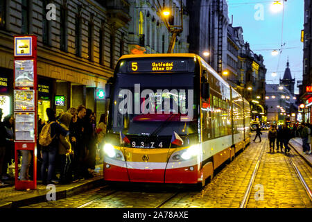 Prager Straßenbahn Prager Straßenbahn Vodickova Straße Abenddämmerung, Menschen im Stadtzentrum Prag Stadtleben Straßenbahn Prag Tschechische Republik Europa öffentliche Verkehrsmittel Stockfoto