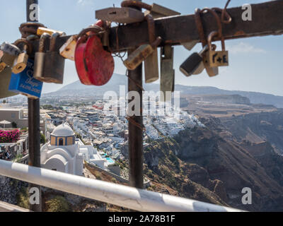 Eine enge Sicht der Liebe Schlösser Die Schlösser der Stahl Gitterzaun gesperrt Fira Santorini Stockfoto