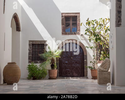 Innen innen innen Innenhof mit Garten Hof mit Topf und arch Tür in Fira Santorini Stockfoto