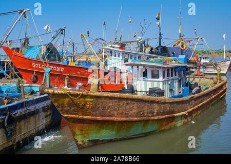 Kleine, bunte Fischerboote im Alten Hafen in Mangalore, Karnataka, Indien Stockfoto