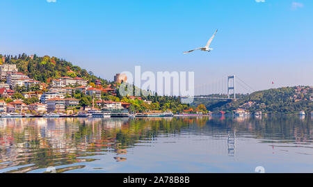 Der Bosporus, Blick auf die Rumeli Hisari und die Fatih Sultan Mehmet Brücke Stockfoto