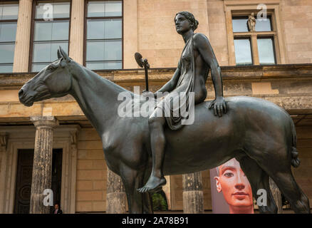 Amazon auf dem Pferd Bronze Skulptur von Louis Tuaillon outsie Das Neue Museum, Berlin, Deutschland Stockfoto