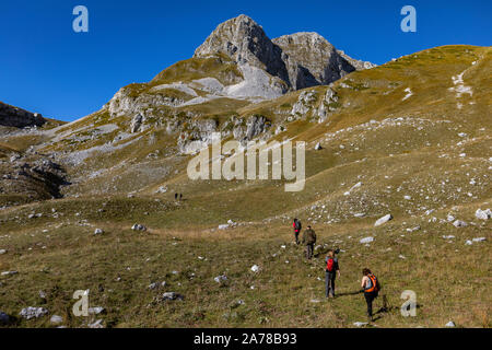 Wanderer unter den Hügeln des Nationalparks Abruzzen im Herbst, Italien Stockfoto