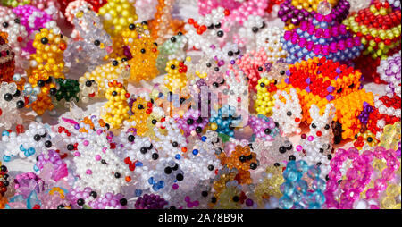 Produkte von Perlen. Hand gemacht. Hobbys für Frauen. Perlen Textur. Stockfoto