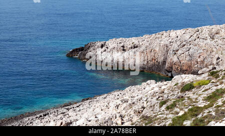 Eine kleine Bucht an der felsigen Küste in der Nähe von Porto Limnionas Stockfoto