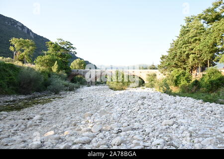 Ein Spaziergang in einem kleinen mittelalterlichen Stadt namens San Lorenzello in der Provinz Benevento, Italien. Stockfoto