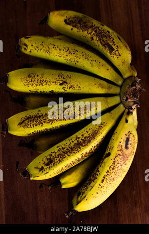 Bananenschale auf dunklen Holztisch Stockfoto