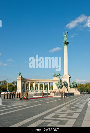 Erzengel Gabriel Spalte und Millenniums Denkmal Heldenplatz (Hősök tere). Mit Soldaten zu einem Memorial Day Präsentation. Budapest Stockfoto