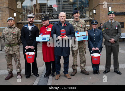 Bundeswehr Botschafter, Ross Kemp (Mitte), steht mit Chelsea Rentner und Sieger von Großbritannien???s Got Talent 2019, Sergeant Major Colin Thackery (Mitte links), Corporal des Pferdes und Sieger von Großbritannien???s Got Talent 2016, Richard Jones (Mitte rechts) und die Mitglieder der Streitkräfte außerhalb der Liverpool Street Station in London, für den Start des poppy Appell der Royal British Legion, die in diesem Jahr mit einer Vielzahl von Berühmtheiten unter 40.000 Sammler der Legion versteckt. Stockfoto