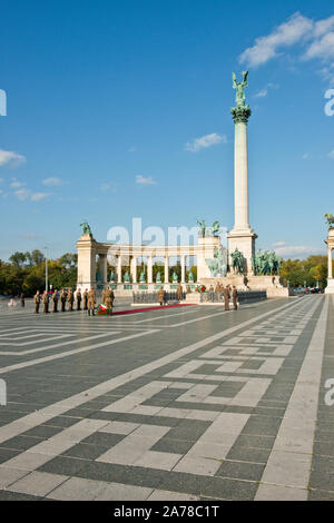 Erzengel Gabriel Spalte und Millenniums Denkmal Heldenplatz (Hősök tere). Mit Soldaten zu einem Memorial Day Präsentation. Budapest Stockfoto