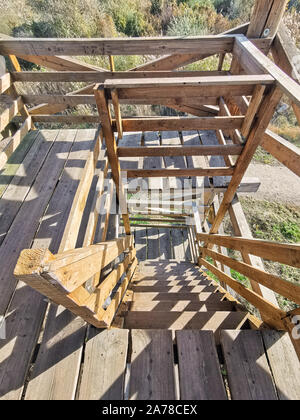 Treppen hoch stehen am Rand des Feldes, Holz- bau Stockfoto