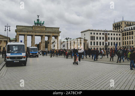 In der breiten Ansicht des Pariser Platzes Stimmung mit Menschen, Polizei und Brandenburger Tor, Berlin Stockfoto