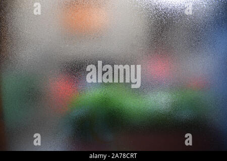 Detailansicht einer körnigen Glas mit bunten Flecken sichtbar hinter sich Stockfoto