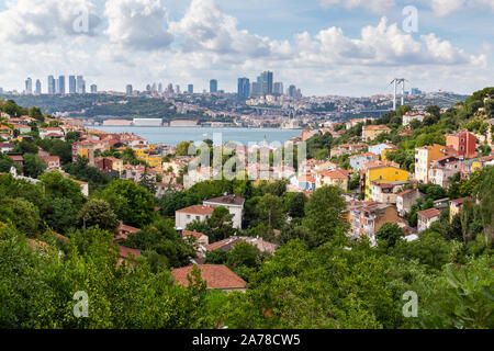 Hohen winkel Blick auf den Bosporus von Kuzguncuk. Kuzguncuk ist ein Stadtteil im Uskudar Stadtteil auf der asiatischen Seite des Bosporus in Istanbul, Türkei. Stockfoto