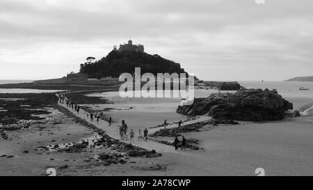 Die Mounts Bay bei Ebbe mit Kapelle Rock auf der rechten Seite und St. Michael Bay im Hintergrund, Marazion, Cornwall, UK. Stockfoto