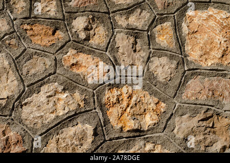 Gebäudewand aus natürlichen Fluss Stein und Zement. Land rustikalen Hintergrund Stockfoto