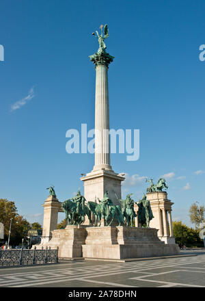 Erzengel Gabriel Spalte und Millenniums Denkmal Heldenplatz (Hősök tere). Mit Soldaten zu einem Memorial Day Präsentation. Budapest Stockfoto