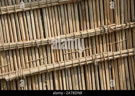 Natürliche Holz- Streifen zusammen gebunden mit Seil, das die ursprünglichen Mauern genutzte Gebäude in der Vergangenheit im Nahen Osten zu bauen. Abu Dhabi. Stockfoto