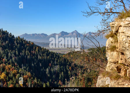 Die Gipfel der Hohen Tatra, von Tomasovky vyhl'ad an einem sonnigen Herbsttag gesehen Stockfoto