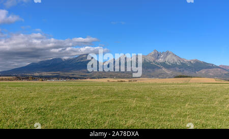 Die Lomnitzer Spitze in der Hohen Tatra aus einem Feld gesehen Stockfoto