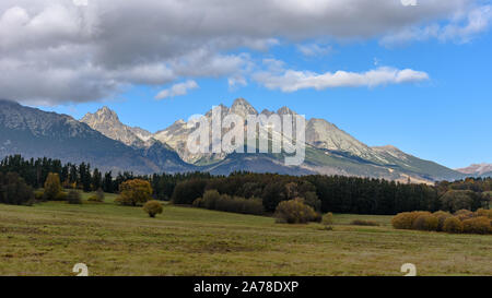 Die Lomnitzer Spitze in der Hohen Tatra aus einem Feld gesehen Stockfoto