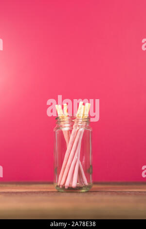Pocky Erdbeere Abblendlicht stick in einem Marmeladenglas auf einem Holztisch. Konzept der süßen Speisen und Süßwaren Stockfoto