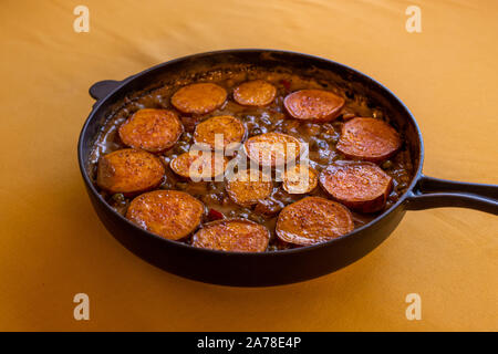 Gebackene süsse Kartoffel und Erbse Curry. Gebackene süsse Kartoffel mit gekochtem Gemüse, serviert in einem Guss Pfanne. Vegane Ernährung auf pflanzlicher Basis. Stockfoto