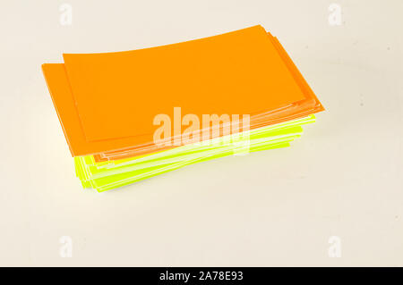 Sammlung von verschiedenen farbigen Hinweis Papiere auf weißem Hintergrund Stockfoto