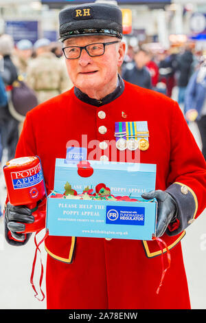 London, Großbritannien. 31 Okt, 2019. Chelsea Rentner Colin Thackery (Gewinner von Britains got Talent 2019) - Ross Kemp startet London Poppy Day 2019 am Bahnhof Liverpool Street, zentrale Halle - 2000 Service Personal gemeinsam mit Veteranen, Freiwillige und Prominente in einem Versuch, £ 1 m in einem einzigen Tag für die Royal British Legion während London Poppy Tag anzuheben. Credit: Guy Bell/Alamy leben Nachrichten Stockfoto