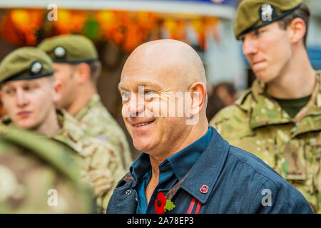 London, Großbritannien. 31 Okt, 2019. Ross Kemp trifft Mitglieder der Königlichen Anglians (die er mit in Afghanistan gedreht), wie er startet London Poppy Day 2019 am Bahnhof Liverpool Street, zentrale Halle - 2000 Service Personal gemeinsam mit Veteranen, Freiwillige und Prominente in einem Versuch, £ 1 m in einem einzigen Tag für die Royal British Legion während London Poppy Tag anzuheben. Credit: Guy Bell/Alamy leben Nachrichten Stockfoto