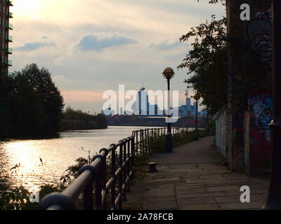 Schuß auf den Manchester Ship Canal Richtung Salford Quays suchen genommen Stockfoto