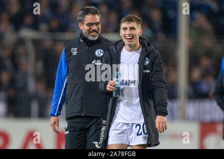 David Wagner (links, Trainer, GE) und Jonjoe KENNY (GE) Lacht, laughsd, Lächeln, Lächeln, Lächeln, Lächeln, Lachen, Mimik, halb Bild, halb Abbildung, Jubel, Jubel, Jubeln, Freude, Jubel, Jubel feiern, Finale, Fußball, DFB-Pokal, 2. Runde DSC Arminia Bielefeld (BI) - FC Schalke 04 (GE) 2:3, 29.10.2019 in Bielefeld/Deutschland. | Verwendung weltweit Stockfoto