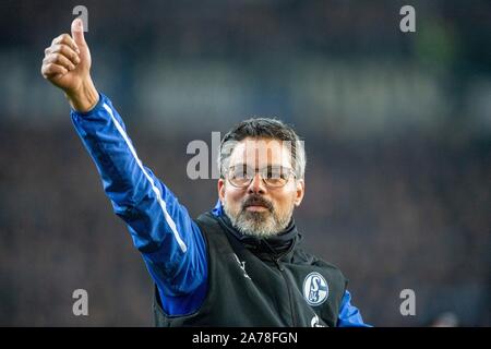 Bielefeld, Deutschland. 29 Okt, 2019. David Wagner (Trainer, GE) hebt den Daumen nach dem letzten glücklichen Sieg, Jubel, Jubel, Jubeln, Freude, Jubel, Feiern, Geste, endgültige, Jubel, Büste, Fußball, DFB-Pokal, 2. Runde DSC Arminia Bielefeld (BI) - FC Schalke 04 (GE) 2:3, am 29.10.2019 in Bielefeld/Deutschland. | Verwendung der weltweiten Kredit: dpa/Alamy leben Nachrichten Stockfoto