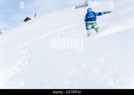 Sport männlichen Snowboarder rolling am Hang in Nachmittag, Foto aus der Ferne Stockfoto