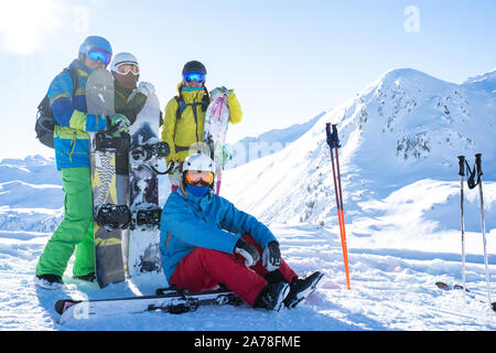 Foto von vier Sport Menschen mit Ski und Snowboard im Winter Resort am Nachmittag Stockfoto