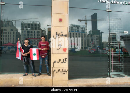 Jungen steigen libanesische Flagge und Streik gegen die libanesische Regierung. Stockfoto